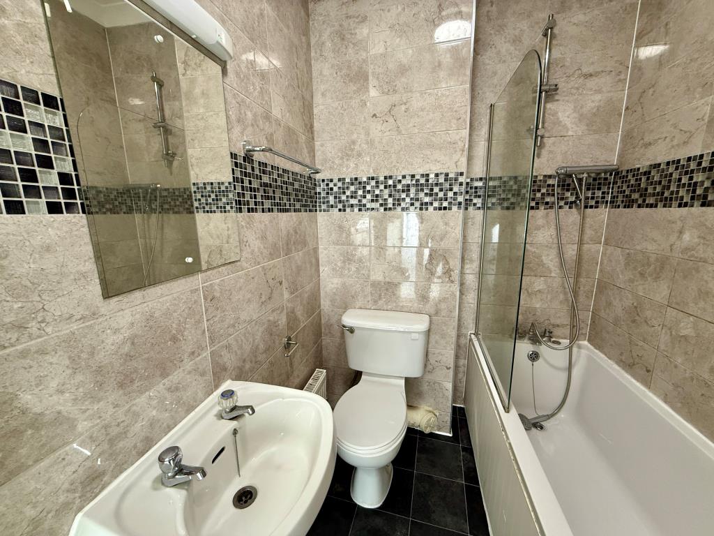 Lot: 82 - MIXED COMMERCIAL AND RESIDENTIAL INVESTMENT - Flat three bathroom with W.C.
